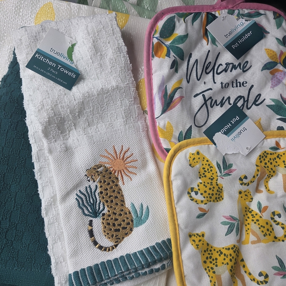 NWT 4pc Jungle Leopard Pot Holders & Kitchen Towel Set